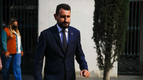 El lider del PSC en el Ayuntamiento de Badalona, Rubén Guijarro, tras registrarse la petición para la moción de censura al alcalde Xavier García Albiol (PP), tras su aparición en los ‘papeles de Pandora'. E.P./Kike Rincón