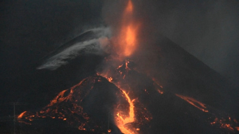 El volcán de La Palma, en máxima actividad: más lava, energía y sismicidad