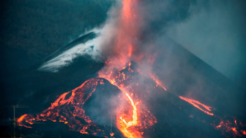 Colada de lava por el cono secundario del volcán de Cumbre Vieja (La Palma) este lunes 25 de octubre de 2021.