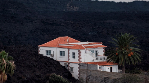 Una vivienda rodada por la lava en Los Campitos, La Palma.