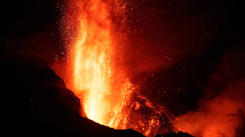 El Instituto Volcanológico de Canarias, Involcan, ha informado de una nueva rotura del cono del volcán de Cumbre Vieja.