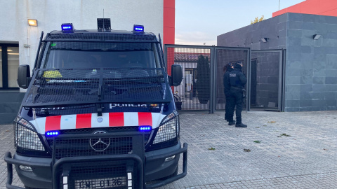 Pla general de la porta de la comissaria de la Policia Local de Llinars del Vallès.