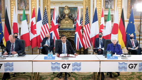 El canciller del Tesoro (ministro de Finanzas) británico, Rishi Sunak, en el centro, en la cumbre de los ministros del G-7 en la que se ha acordado un gravamen mínimo del 15% para las grandes multinacionales. Stefan Rousseau/PA Wire/Pool via REUTERS