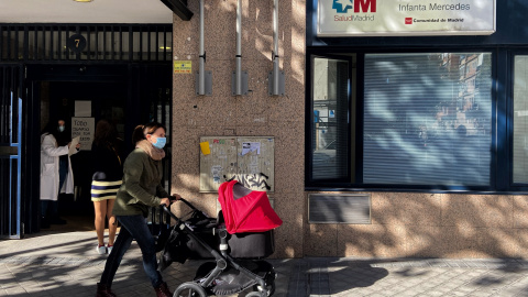 Una mujer con un carrito de bebé pasa por delante del Centro de Salud Infanta Mercedes, en el distrito de Tetúan, en Madrid (España), a 26 de octubre de 2020.