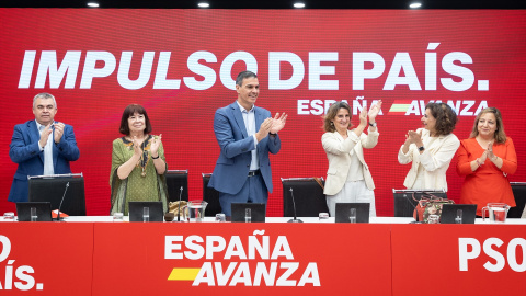 Pedro Sánchez, junto a los integrantes de la Ejecutiva del PSOE, este lunes en Ferraz.