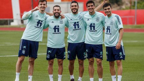 Los jugadores de la selección española Diego Llorente, Jordi Alba, Koke Resurección, Gerard Moreno y Pedri asisten al entrenamiento del equipo en la Ciudad Deportiva en Las Rozas, Madrid, este sábado.