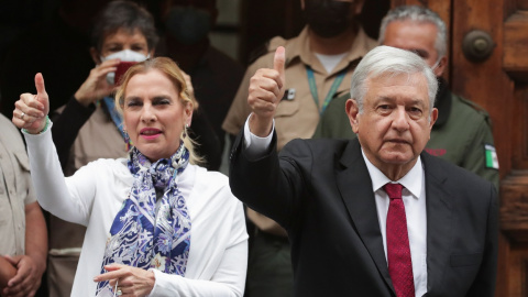 El presidente de Mexico, Andres Manuel Lopez Obrador, y su esposa Beatriz Gutierrez hacen el gesto de aprobación tras depositar su voto en las elecciones parlamentarias de este domingo,  en Ciudad de Mexico. REUTERS/Henry Romero