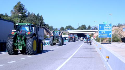 Tractors entrant a l'autopista AP-7 a l'Ampolla