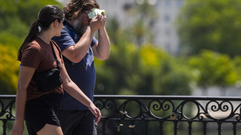 Un hombre secándose el sudor de la frente en Sevilla, a 30 de mayo de 2024.