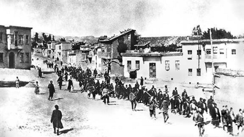 Una columna de armenios es llevada a un campo de prisioneros por soldados otomanos, abril de 1915.