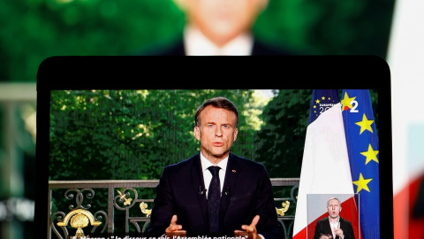 El presidente francés, Emmanuel Macron, durante su intervención anunciando la disolución de la Asamblea y la convocatoria de elecciones legislativas, tras los resultados de los comicios al Parlamento Europeo. REUTERS/Christian Hartmann