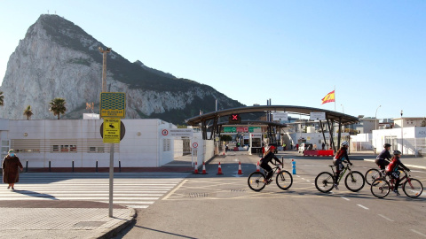 02/01/2021. Unos ciclistas pasan por la frontera con Gibraltar, en la Línea de la Concepción, Cádiz, este jueves. - EFE