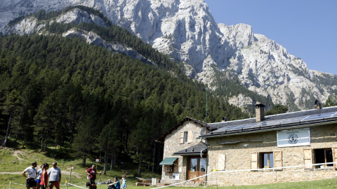 El refugio Lluís Estasén, con el Pedraforca en el fondo.