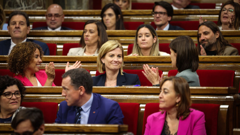 La vicepresidenta primera del Parlament, Raquel Sans, aplaudida per les diputades d'ERC Marta Vilalta i Laia Cañigueral