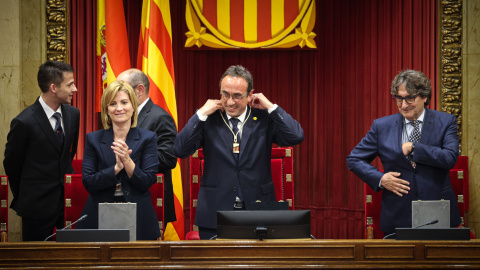 El recent escollit president del Parlament, Josep Rull, es col·loca la medalla d'honor del Parlament en categoria d'or