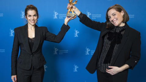 La directora de cinema Carla Simón, a la dreta, mostra l'Os d'Or de la Berlinale aconseguit amb el film 'Alcarràs'.