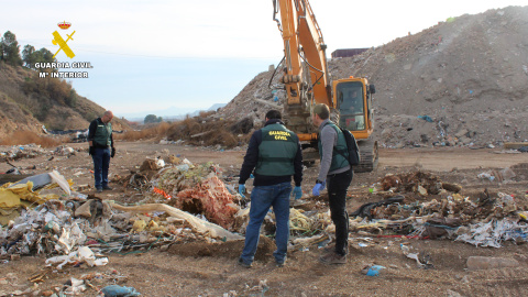 Agentes del Seprona de la Guardia Civil durante una de las inspecciones de la operación Poubelle.