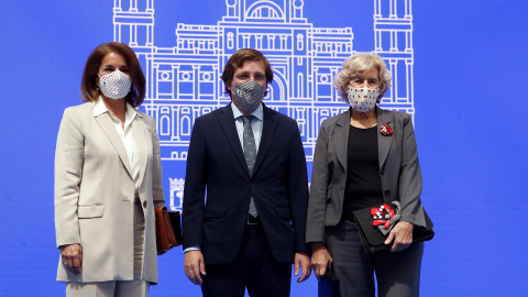 El alcalde, José Luis Martínez-Almeida, posa junto a las exalcaldesas Ana Botella (i) y Manuela Carmena (d), en el acto de entrega de las Medallas de Honor, Oro y Plata de la ciudad de Madrid con motivo de la festividad de San Isidro, celebrado este sá