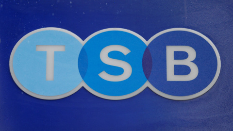 El logo del banco TSB, la filial británica de Banco Sabadell, en una de sus oficinas en Londres.  REUTERS/Andrew Winning