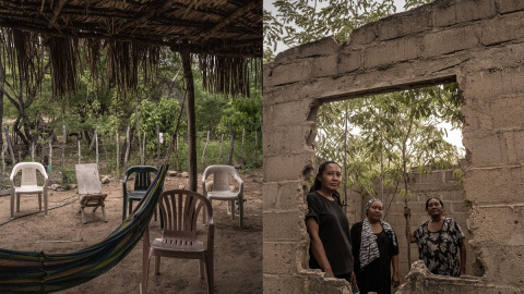 A la izquierda, espacio colectivo tradicional fuera de las casas en la Comunidad Wayu El Espinal. En la derecha, Dilvania (42), Nellys Beatriz (45), Yolanda Cecilia(51), en su antigua casa de la familia de la comunidad Wayu " El Espinal" abandonada a caus