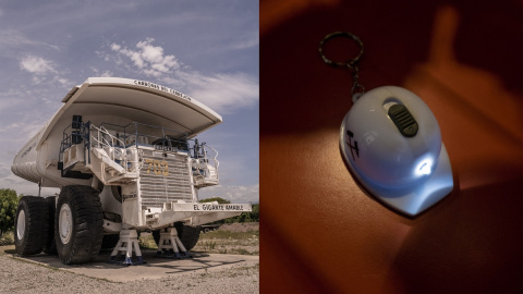 A la izquierda, un camión gigante de la mina "El Cerrejon". En la derecha, un casco de minero a modo de llavero y abridor de botellas a la venta en la tienda del Museo Energeticon, Alsdorf, Alemania, en agosto de 2023.