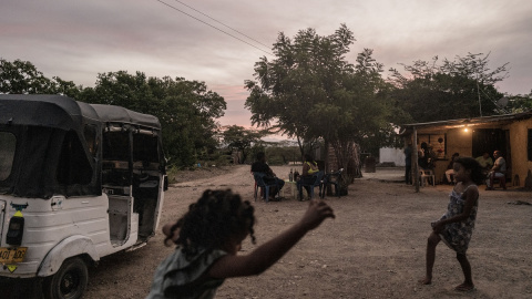 Escena de la vida cotidiana en torno a la casa de Mayra Quintero en el "Resguardo indígena El Provincial", Barrancas, La Guajira, Colombia, en julio de 2023.