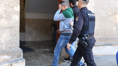 El detenido por, presuntamente, golpear con un martillo a su mujer, llega a los juzgados de Vía Alemania, a 1 de febrero de 2024, en Palma de Mallorca, Mallorca, Baleares (España).