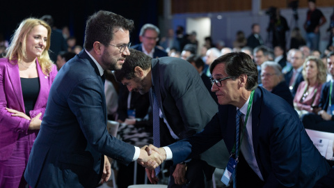 El president en funciones de la Generalitat, Pere Aragonès, saluda al líder del PSC, Salvador Illa, en un evento en Barcelona.