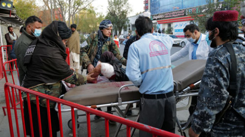 Un combatiente talibán, herido durante una explosión, en la entrada de un hospital en Kabul, Afganistán, el 2 de noviembre de 2021.