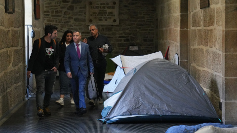 El primer secretario de la Embajada de Palestina, Khaldun Almassri visitando la Universidade de Santiago de Compostela, a 29 de mayo de 2024.