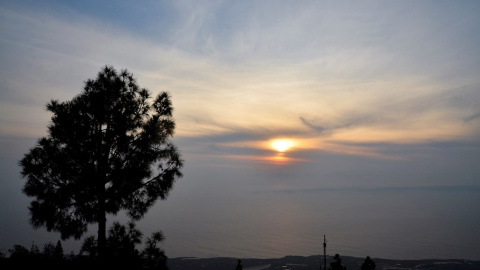 Una densa capa de gases y ceniza emitidas por el volcán de Cumbre Vieja cubre el Valle de Aridane a última hora del día de este martes.