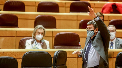 El ministro de Inclusión, Seguridad Social y Migraciones, José Luis Escrivá, interviene durante una sesión de control al Gobierno en el Senado, a 2 de noviembre de 2021, en Madrid, (España). Las medidas para frenar la subida del precio de la luz y la