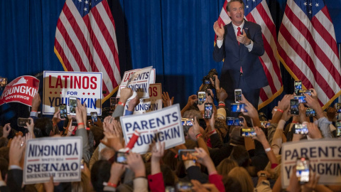 El candidato republicano a Gobernador de Virginia, Glenn Youngkin, celebra su victoria.