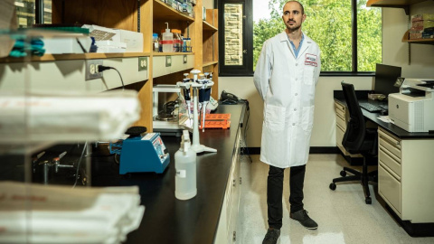 Israel Cañadas en el laboratorio.