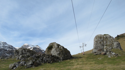 Uno de los telesillas de Candanchú perfila su paradójica estampa en un invierno sin nieve en el Pirineo.