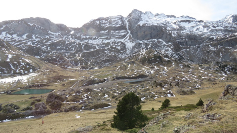 Las laderas de la estación de esquí de Candanchú (Huesca) dan fe de la escasez de nieve en el Pirineo