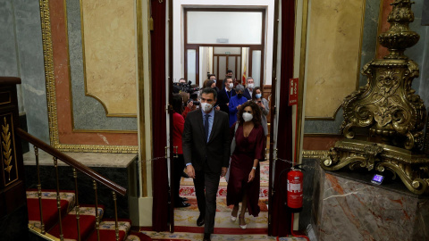 03/11/2021.- El presidente del Gobierno, Pedro Sánchez (c-i) y la ministra de Hacienda, María Jesús Montero (c-d) a su llegada al Congreso este miércoles donde se celebra el debate de totalidad del Proyecto de Ley de Presupuestos Generales del Estado 