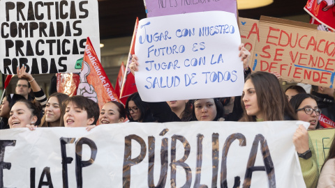 Varios estudiantes protestan con carteles frente a la Asamblea de Madrid, a 1 de febrero de 2024, en Madrid (España).