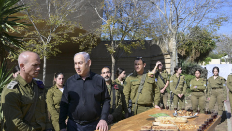 02/02/2024 El primer ministro israelí, Benjamín Netanyahu, visita el jueves a las tropas apostadas en la base de Reim, cerca de Gaza.