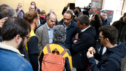 Jordi Turull i Josep Rull conversant amb part dels "9 de Lledoners" abans d'entrar al judici.