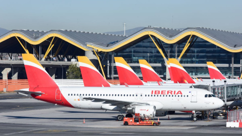 Aviones aparcados en las pistas durante el último día de la huelga del servicio de 'handling' de Iberia, en el aeropuerto Adolfo Suárez Madrid-Barajas, a 8 de enero de 2024, en Madrid.