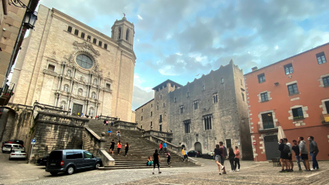 Persones caminant i fent esport davant la Catedral de Girona