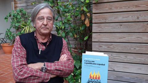 Jordi Serrano durant l'entrevista i amb el seu llibre al costat.