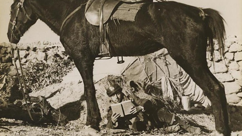 Miliciano de caballería leyendo durante la guerra civil.