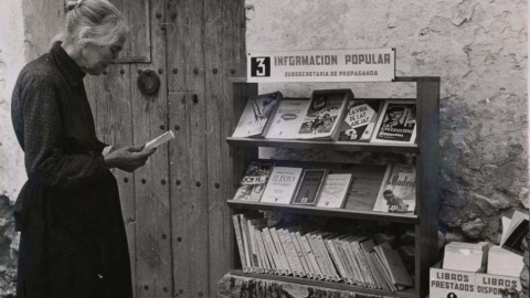 Pequeña biblioteca proporcionada por la Subsecretaría de Propaganda para la población civil en Barcelona (1938).