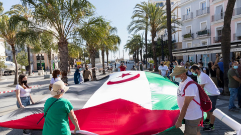 Despliegue de la bandera saharaui en la plaza san Juan de Dios en Cádiz.