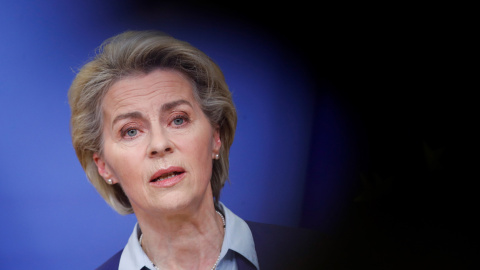 La presidenta de la Comisión Europea, Ursula von der Leyen, pronuncia una declaración tras la conclusión de una reunión de Ministros de Relaciones Exteriores de la UE sobre la crisis en Ucrania, en Bruselas, Bélgica, el 22 de febrero de 2022.