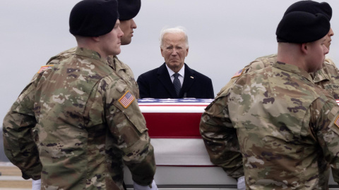 El presidente de EEUU, Joe Biden, recibe los cuerpos de los tres militares estadounidenses fallecidos en Jordania.