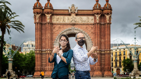 Berta Frigola i Albert R. Casellas, al passeig Lluís Companys, fent els signes dels conceptes llengua de signes i diari, respectivament.