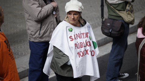 Una mujer durante una manifestación contra la privatización de la sanidad, a 7 de abril de 2024, en Barcelona, Catalunya (España).